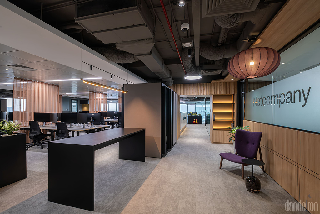 van-phong-netcompany-entrance