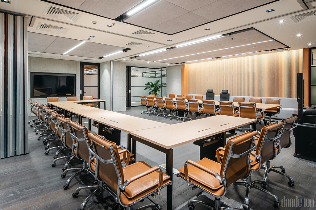 HL combined meeting rooms &ndash; flexible large-capacity boardroom with movable partitions