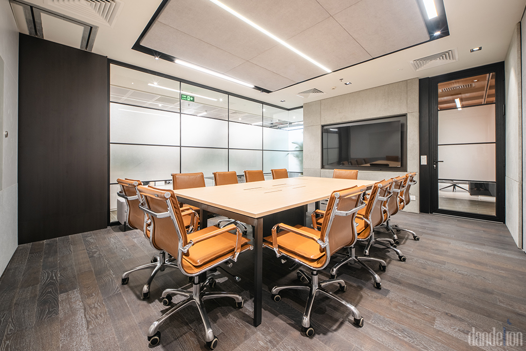 HL medium meeting room &ndash; warm, modern, and acoustically optimized design